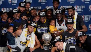 Jugadores de los Warriors celebran con el trofeo de la Conferencia Oeste