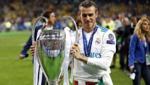 Gareth Bale carga el trofeo de la Champions League en Kiev 