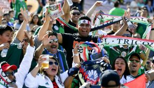 Afición mexicana alienta al Tri durante el duelo vs Gales
