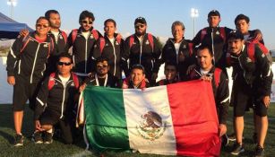 El equipo posa con la bandera de México