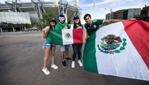 Aficionados mexicanos apoyando al Tri