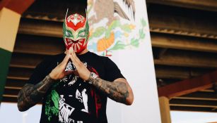 Sin Cara posa junto a la bandera de México 