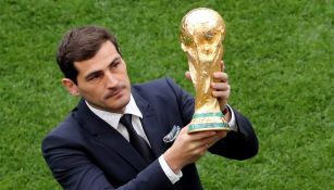 Casillas muestra la Copa del Mundo en el Estadio Luzhnikí