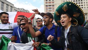Aficionados alientan a México en la Plaza Roja de Moscú
