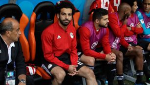Salah, en la banca durante el juego frente a Uruguay