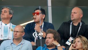 Maradona fue captado fumando un puro en el palco del Spartak de Moscú