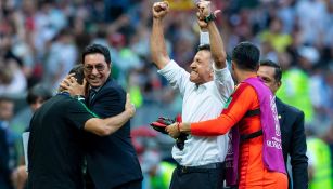 Osorio celebra el triunfo de México