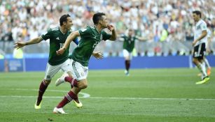 Chucky Lozano y Guardado en celebración de gol ante Alemania