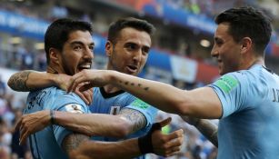 Jugadores de Uruguay celebran la victoria frente a Arabia