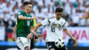 Héctor Herrera intenta quitarle el balón a Özil