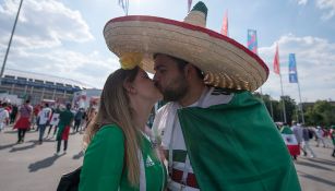 Aficionados mexicanos se besan antes del juego contra Alemania