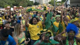 Aficionados de Brasil festejan anotación en el Mundial de Rusia 2018 