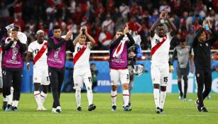 Jugadores peruanos aplauden tras el duelo vs Francia en Rusia 2018