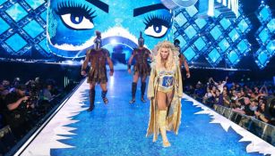 Charlotte Flair caminando al ring de WWE 