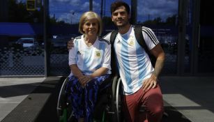 Nora y Emil portan con alegría la playera de Argentina en la Copa del Mundo de Rusia 