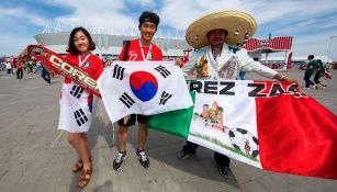Aficionados de Corea y México, previo al partido