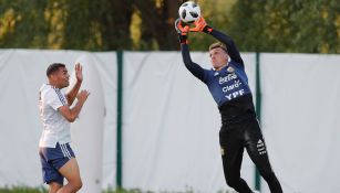 Armani baja balón en entrenamiento de Argentina 