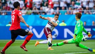 Chicharito define el segundo gol de México