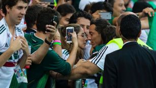 Andrés Guardado, con su esposa tras el juego frente a Corea