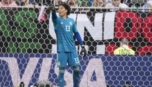 Ochoa da indicaciones a los defensas en partido de la Copa del Mundo 