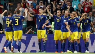 Jugadores suecos celebran un tanto contra Alemania 