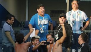 Maradona, en su palco disfrutando del Nigeria vs Argentina
