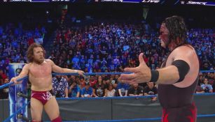 Kane le quiere dar un abrazo a Daniel Bryan