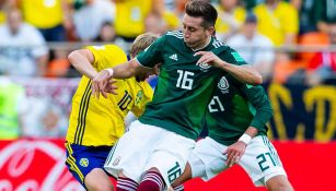 Herrera pelea un balón en el juego frente a Suecia