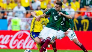 Héctor Herrera disputa un balón en el México vs Suecia