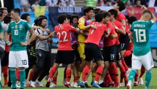 Jugadores de Corea celebran uno de los dos goles frente a Alemania