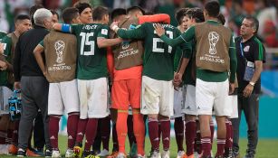 Jugadores de la Selección Mexicana, reunidos tras el duelo contra Suecia
