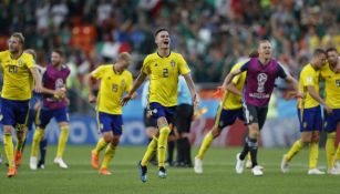 Jugadores de Suecia festejan tras derrotar a México