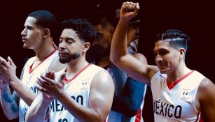 Jugadores mexicanos festejan después del triunfo contra EU