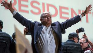 López Obrador saluda a sus simpatizantes tras un discurso