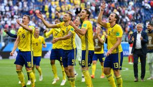 Jugadores de Suecia celebran la victoria contra Suiza
