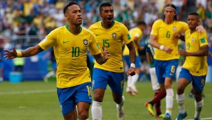 Neymar y los brasileños celebran un gol en Octavos de Final