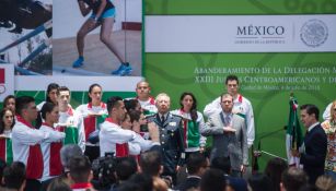 Enrique Peña Nieto y atletas mexicanos durante abanderamiento previo a Juegos Centroamericanos 