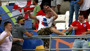 Hincha ruso agrede a fan inglés durante el partido en Marsella
