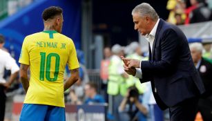 Tite da indicaciones a Neymar en un partido 