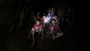 Niños tailandeses atrapados en la cueva 