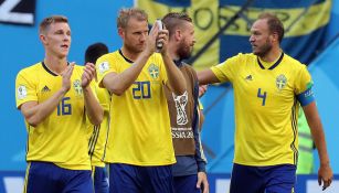 Jugadores de Suecia aplauden tras el juego contra Suiza