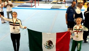 Bibi Wetzel (d) porta la bandera de México