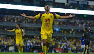 Cecilio Domínguez festeja un gol con el América en C2018
