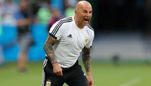 Sampaoli se queja durante un juego con Argentina