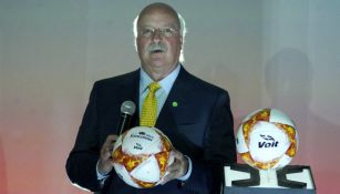 Enrique Bonilla sostiene el nuevo balón de la Liga MX