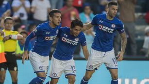 Jugadores de Cruz Azul celebran gol contra Pachuca