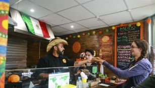 Gente acude a restautante mexicano en Rusia para comer tacos 