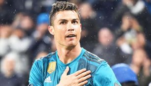 Cristiano Ronaldo desteja un gol con el Real Madrid