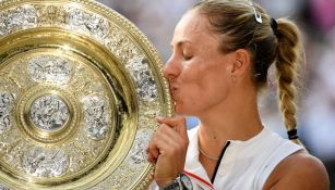 Kerber besa el trofeo de Wimbledon