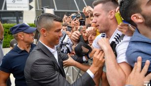 El luso da autógrafos a la afición de la Juventus 